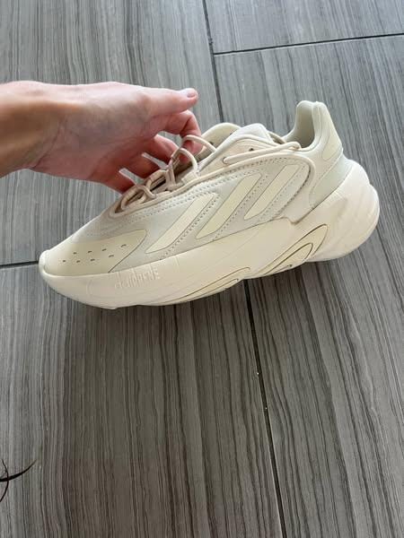 Продам кроссовки Adidas женские 36 размер